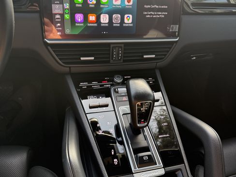 Used 2020 Porsche Cayenne E-Hybrid Sport Utility 4D image 12