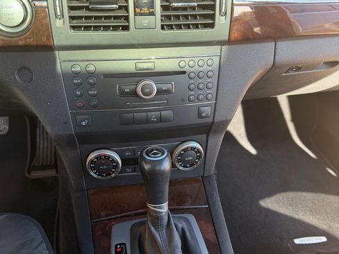 Used 2010 Mercedes-Benz GLK 350 4MATIC image 4