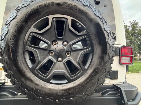Used 2013 Jeep Wrangler Unlimited Sahara AWD/4WD image 9
