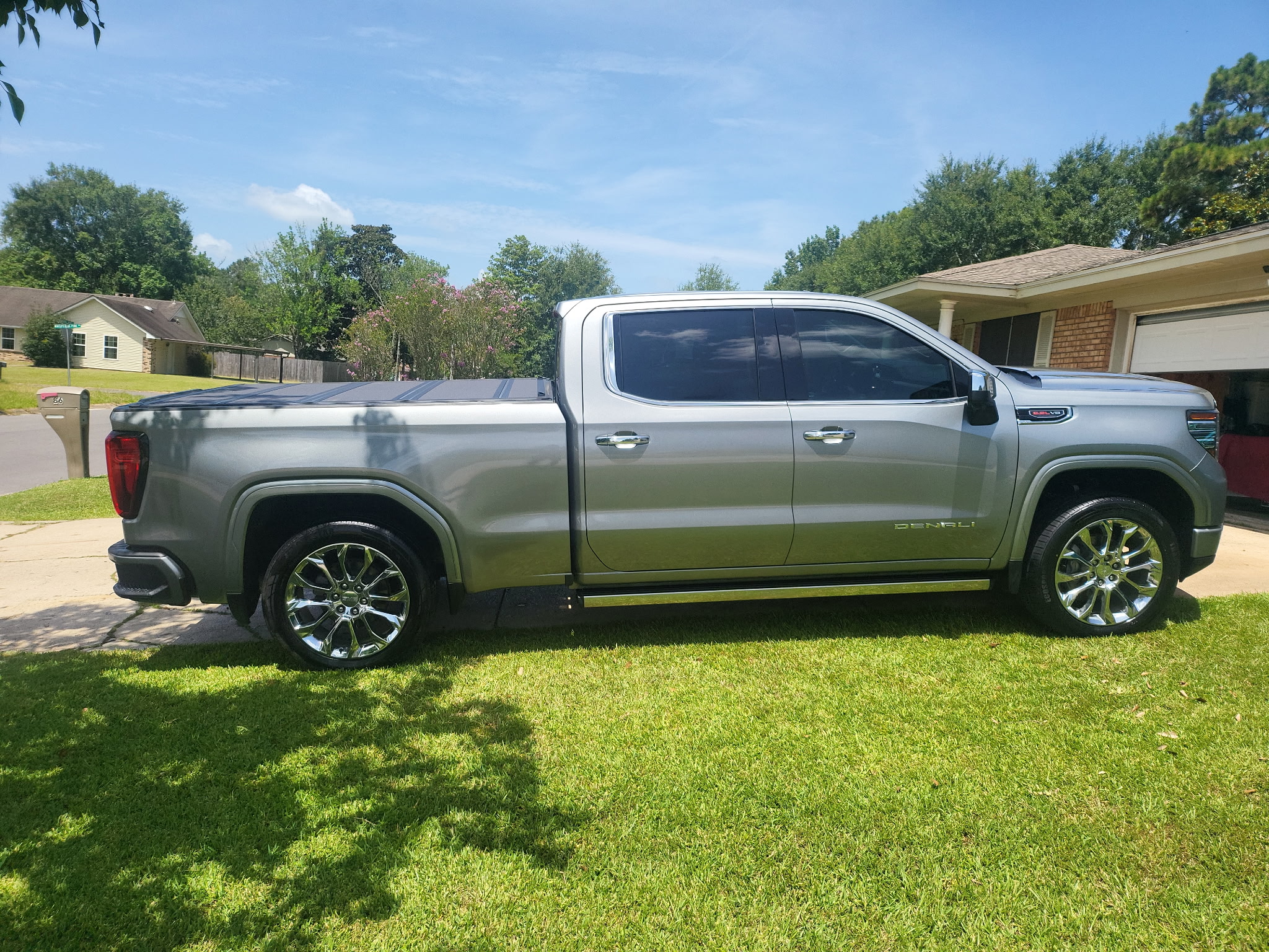 Used 2023 GMC Sierra 1500 Denali w/ Denali Reserve Package AWD/4WD image 1