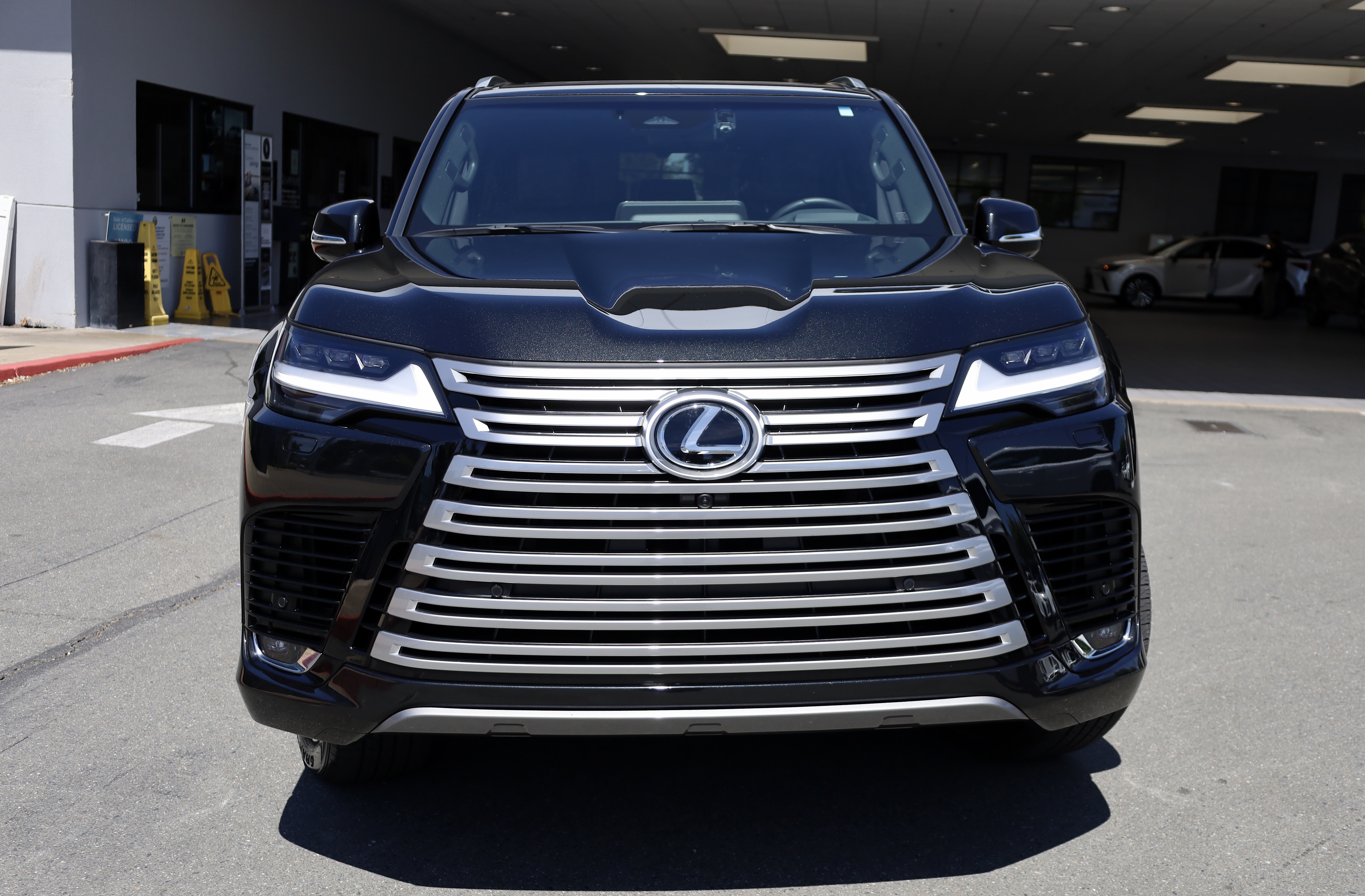 Used 2025 Lexus LX 600 4WD w/ Accessory Package (Z1) image 2