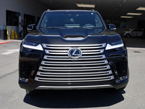 Used 2025 Lexus LX 600 4WD w/ Accessory Package (Z1) image 2