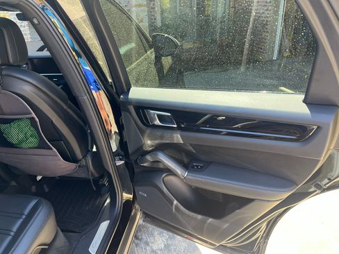 Used 2021 Porsche Cayenne image 16