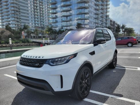Used 2019 Land Rover Discovery SE image 1