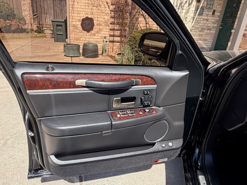 Used 2008 Lincoln Town Car Signature Limited image 11