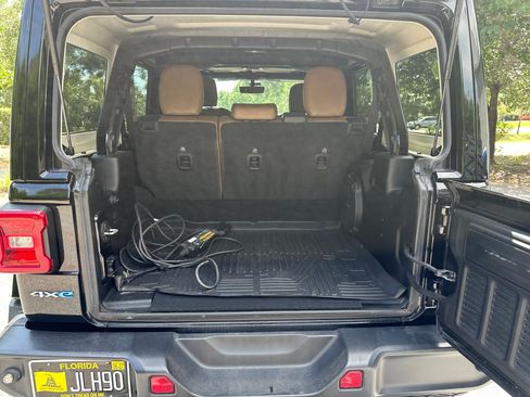 Used 2022 Jeep Wrangler Unlimited Sahara AWD/4WD image 13