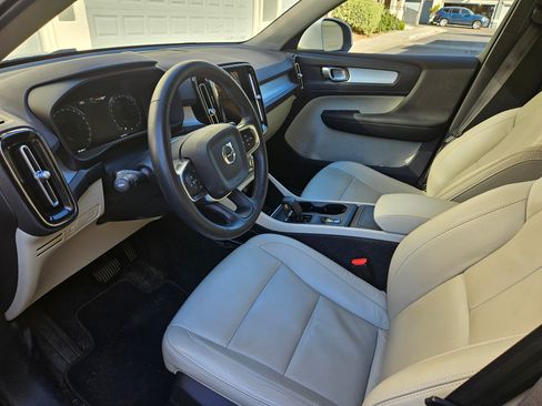 Used 2022 Volvo XC40 T5 Momentum image 9