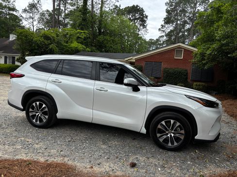 Used 2023 Toyota Highlander XLE FWD image 1