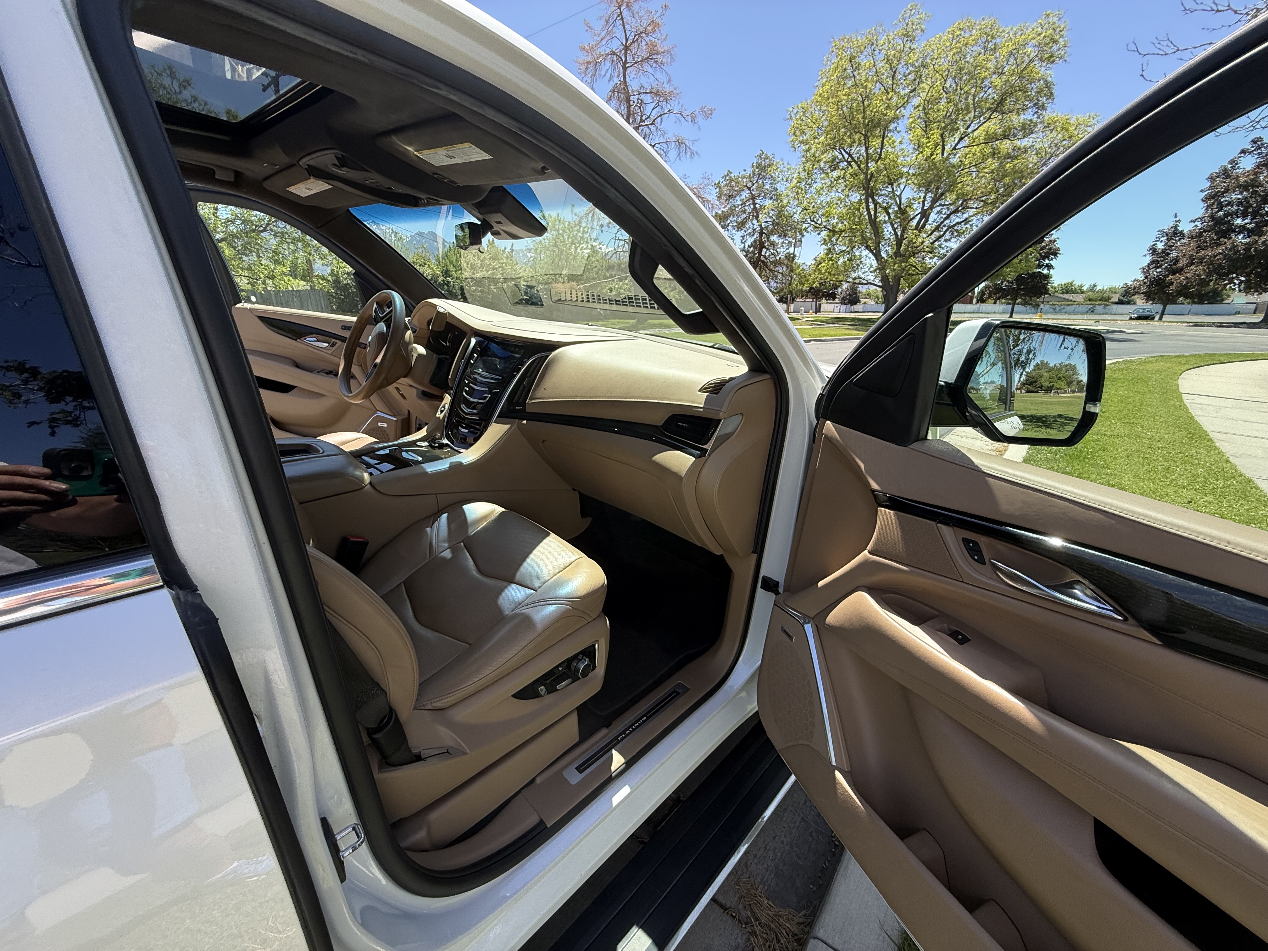 Used 2018 Cadillac Escalade Platinum AWD/4WD image 14