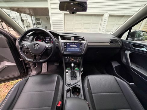 Used 2018 Volkswagen Tiguan SE w/ Panoramic Sunroof Package AWD/4WD image 9