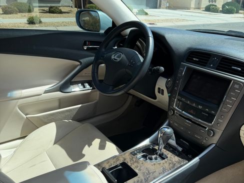 Used 2010 Lexus IS 250C image 9