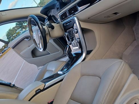 Used 2016 Volvo XC70 T5 Premier w/ Proximity Package image 12