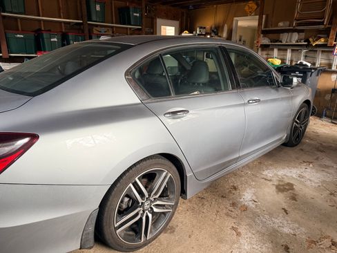 Used 2017 Honda Accord Touring image 5