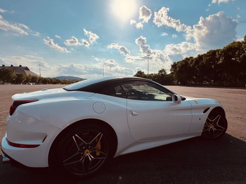 Used 2016 Ferrari California T image 9