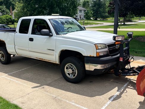 Used 2006 Chevrolet Silverado 2500 LT w/ Snow Plow Prep Package AWD/4WD image 6