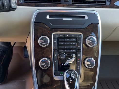 Used 2015 Volvo XC70 T6 image 10