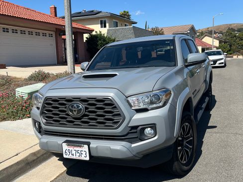 Used 2021 Toyota Tacoma TRD Sport w/ Technology Package RWD image 5