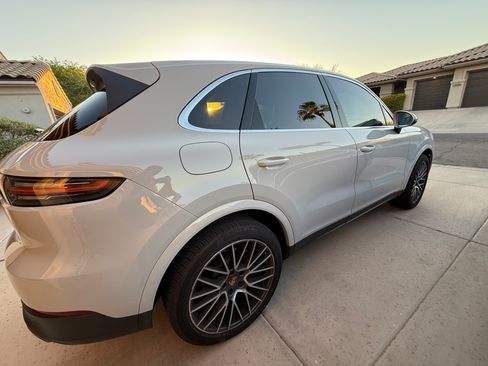 Used 2022 Porsche Cayenne AWD/4WD image 8