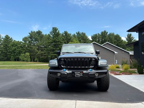 Used 2024 Jeep Wrangler Unlimited Sahara w/ Safety Group AWD/4WD image 5