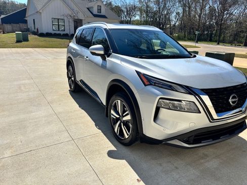 Used 2022 Nissan Rogue SL w/ SL Premium Package image 2