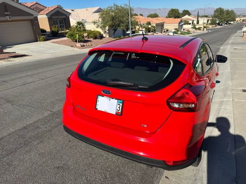 Used 2017 Ford Focus SE image 2