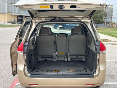 Used 2011 Toyota Sienna XLE image 12