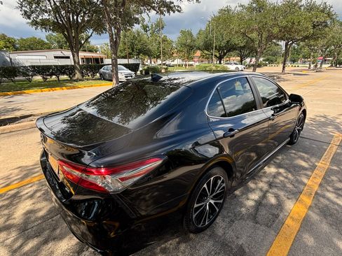 Used 2019 Toyota Camry SE FWD image 11