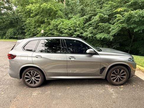 Used 2024 BMW X5 xDrive40i w/ M Sport Package AWD/4WD image 9