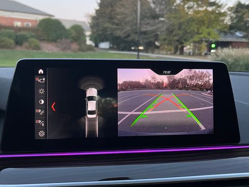 Used 2019 BMW 530e xDrive w/ Convenience Package image 18