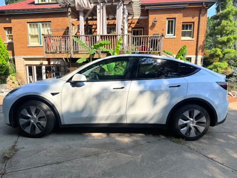 Used 2022 Tesla Model Y Long Range AWD/4WD image 2