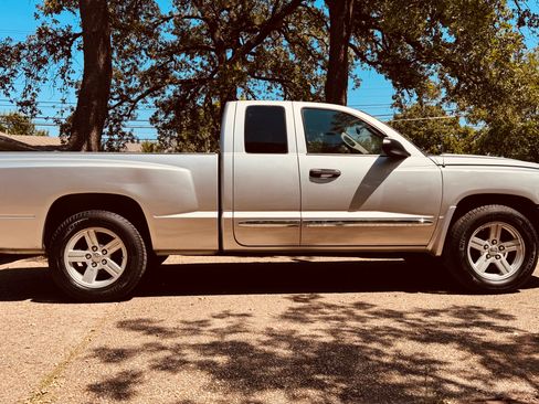 Used 2009 Dodge Dakota Laramie RWD image 4