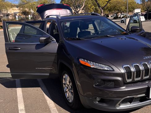 Used 2016 Jeep Cherokee Limited w/ Luxury Group AWD/4WD image 6