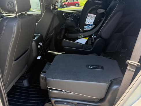 Used 2024 GMC Yukon SLT w/ SLT Luxury Package AWD/4WD image 11