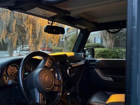 Used 2015 Jeep Wrangler Unlimited Sahara image 9