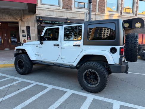 Used 2018 Jeep Wrangler Unlimited Sahara AWD/4WD image 12