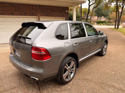 Used 2010 Porsche Cayenne image 4
