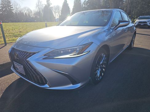 Used 2024 Lexus ES 300h w/ Luxury Package image 2