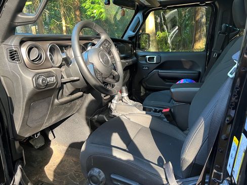 Used 2018 Jeep Wrangler Unlimited Sport S image 9