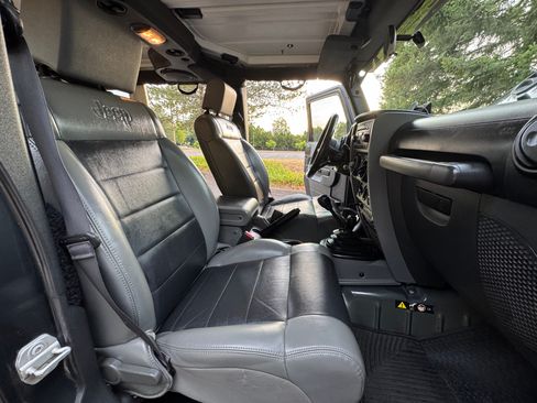 Used 2010 Jeep Wrangler Unlimited Rubicon w/ Dual Top Group AWD/4WD image 23