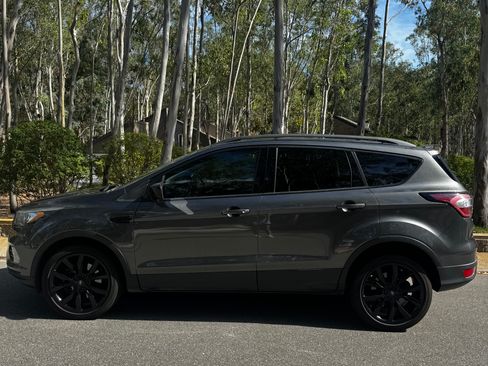 Used 2017 Ford Escape SE w/ SE Sport Appearance Package image 2