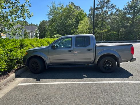 Used 2021 Nissan Frontier SV w/ Midnight Edition Floor Mats AWD/4WD image 6