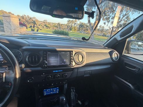 Used 2021 Toyota Tacoma TRD Sport w/ Technology Package image 12