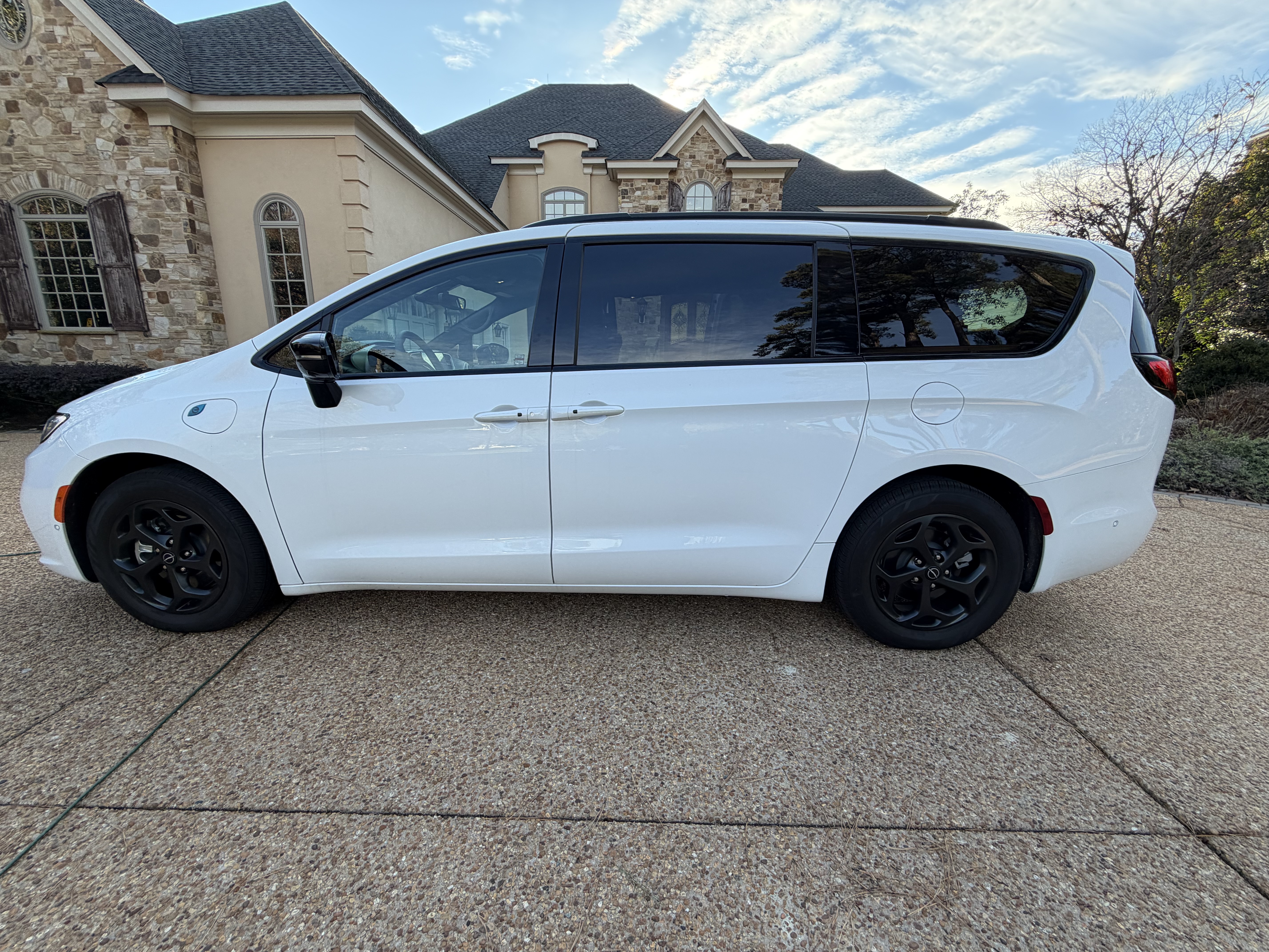 Used 2025 Chrysler Pacifica Premium FWD image 4