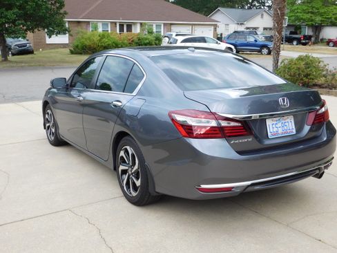 Used 2017 Honda Accord EX-L image 9