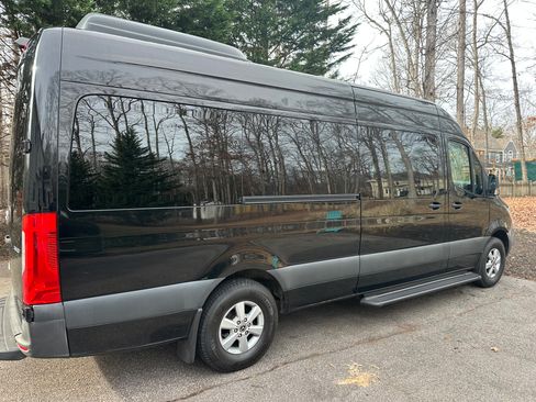Used 2019 Mercedes-Benz Sprinter 2500 image 2