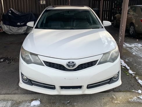 Used 2014 Toyota Camry SE w/ Moonroof Package FWD image 10