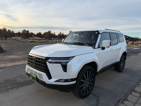 Used 2024 Lexus GX 550 w/ Accessory Package (Z1) image 6