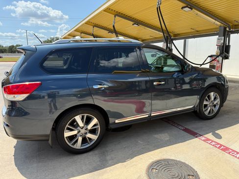 Used 2015 Nissan Pathfinder Platinum FWD image 4