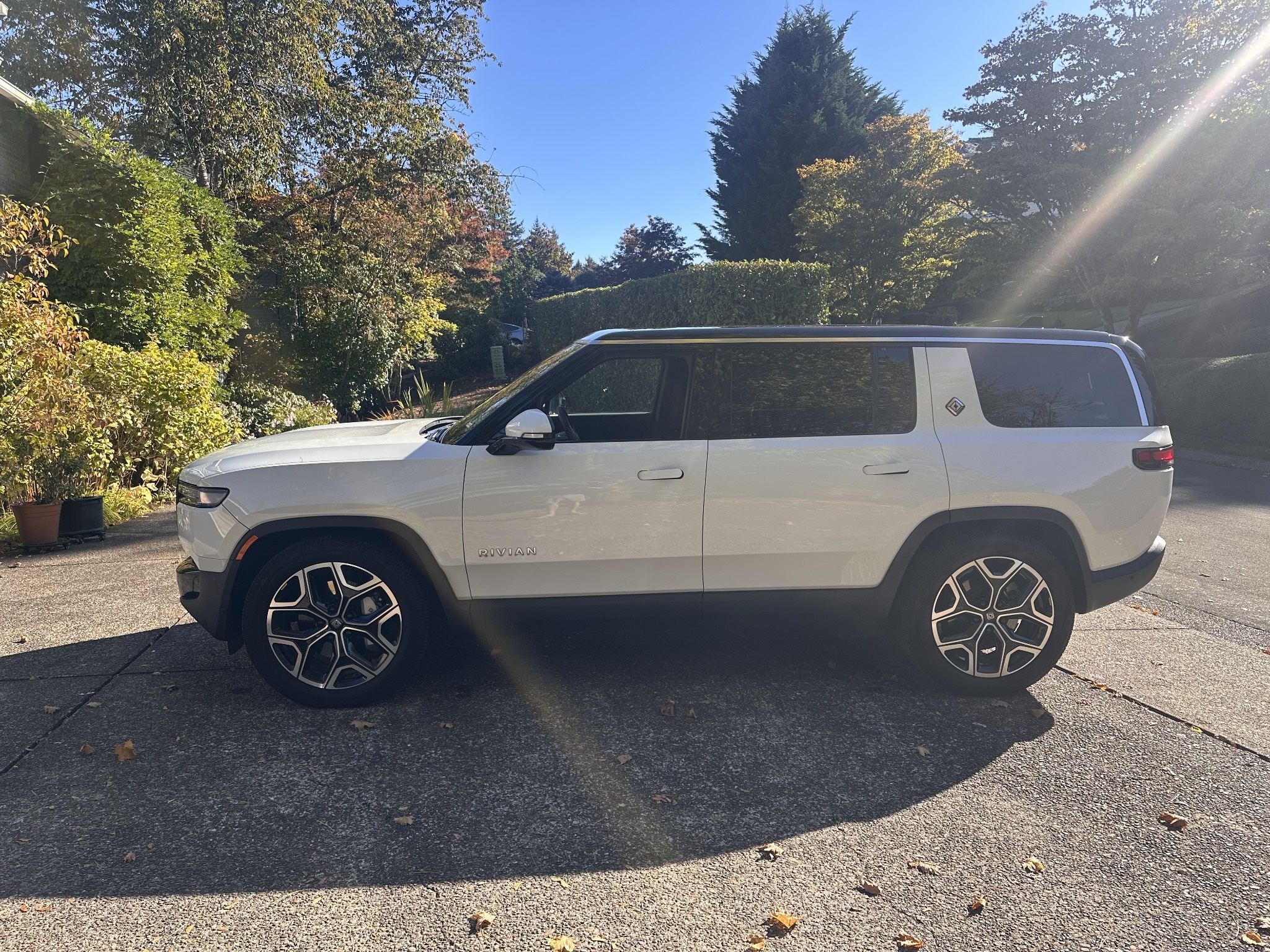 Used 2025 Rivian R1S Adventure Dual AWD/4WD image 2
