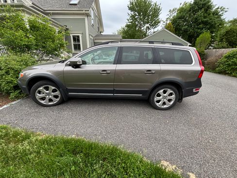 Used 2011 Volvo XC70 T6 AWD/4WD image 1